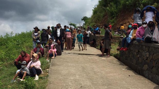 Warga menonton MotoGP Mandalika dari atas bukit.