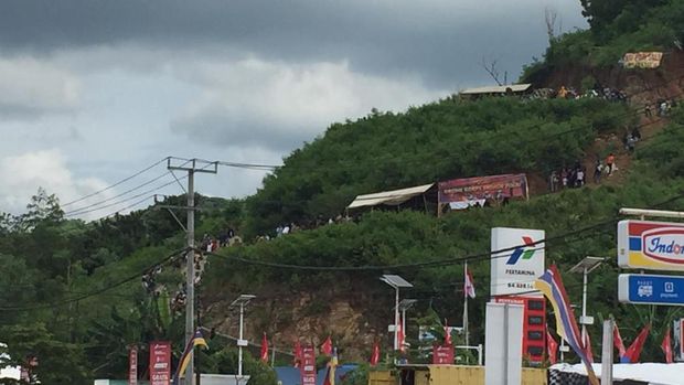 Warga menonton MotoGP Mandalika dari atas bukit.