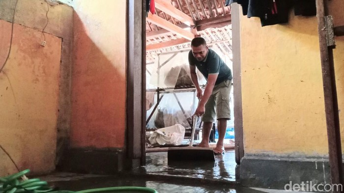 Warga terdampak banjir di Purworejo membersihkan rumah dan jemur padi, Minggu (20/3/2022).