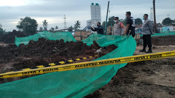 3 pekerja proyek Tol Cijago tertimbun tanah
