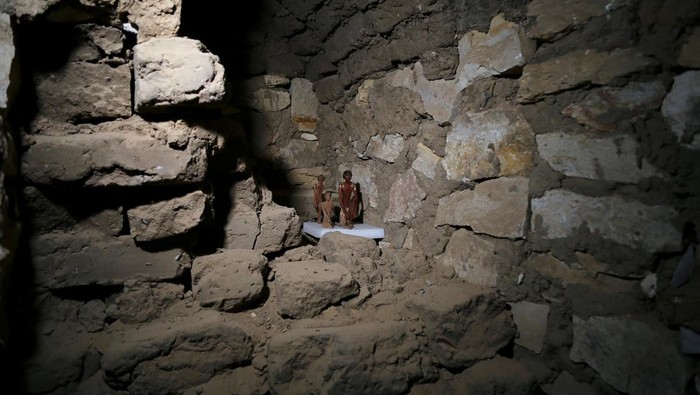 Reporters prepare to enter a recently discovered tomb at the Saqqara area, in Giza, Egypt, March 19, 2022. REUTERS/Hanaa Habib     TPX IMAGES OF THE DAY