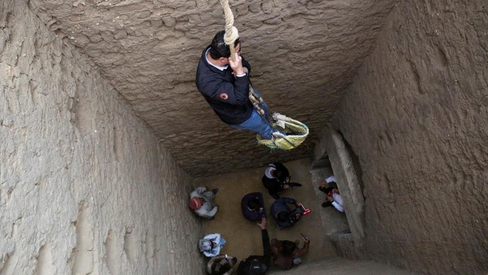 Reporters prepare to enter a recently discovered tomb at the Saqqara area, in Giza, Egypt, March 19, 2022. REUTERS/Hanaa Habib     TPX IMAGES OF THE DAY