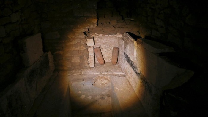 5 Makam Kuno Berusia 4.000 Tahun Ditemukan di Saqqara Mesir Reporters prepare to enter a recently discovered tomb at the Saqqara area, in Giza, Egypt, March 19, 2022. REUTERS/Hanaa Habib TPX IMAGES OF THE DAY