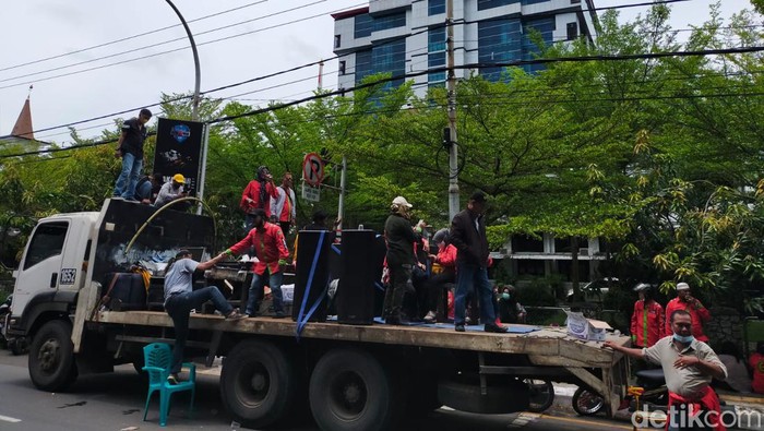 Aksi demo menuntut pemilu raya RT/RW di depan Balai Kota Makassar.