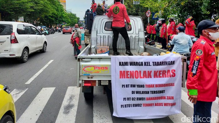 Aksi demo penolakan Pj ketua RT/RW di depan Balai Kota Makassar.