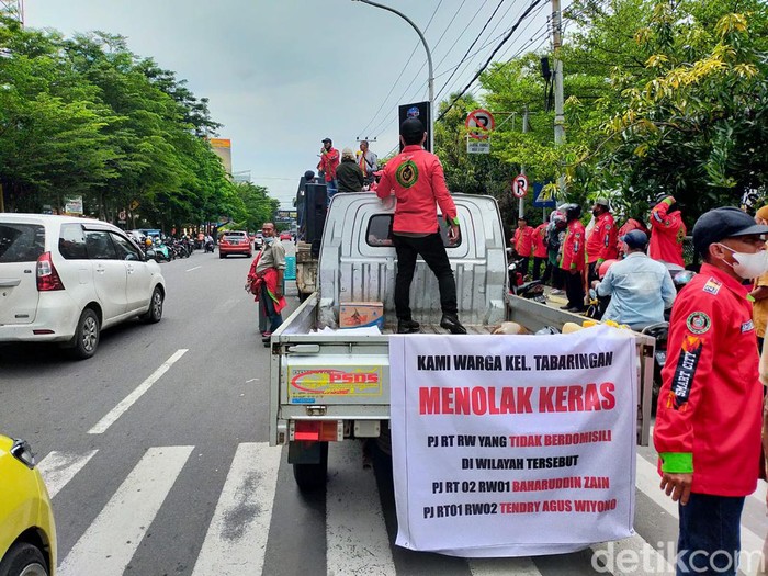 Aksi demo penolakan Pj ketua RT/RW di depan Balai Kota Makassar.