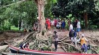 Ipda Nadya bersama para petugas medis menyusuri sungai dan memasuki hutan demi dapat melaksanakan vaksinasi untuk warga suku pedalaman.