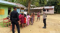 Diketahui, desa ini dihuni suku pedalaman Talang Mamak dan Melayu Tua. Meskipun aksesnya sulit, petugas tetap turun untuk melakukan suntik vaksin di daerah yang juga jadi pintu masuk wisatawan di desa wisata alam tersebut.