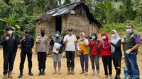 Setibanya di lokasi, petugas langsung melakukan suntik vaksin. Tercatat ada 50 orang disuntik vaksin mulai dari anak-anak hingga lansia.