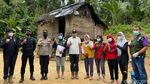 Demi Vaksinasi Nasional, Kapolsek Termuda di Riau Masuk Keluar Hutan