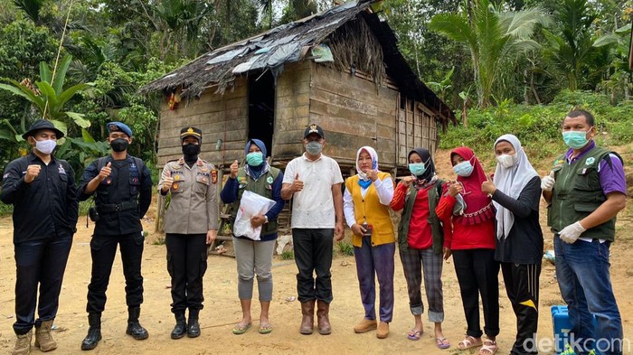 Aksi Kapolsek Termuda Riau Bantu Petugas Vaksin Warga Suku Pedalaman Kapolsek termuda Riau, Ipda Nadya Ayu membantu petugas vaksinasi warga suku pedalaman di Riau. Hal itu dilakukan sebagai upaya gecarkan vaksinasi nasional.