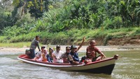Kapolsek Riau Ipda Nadya Ayu mendampingi petugas medis dari Puskesmas Batang Gansal untuk melakukan vaksinasi di Desa Rantau Langsat.
