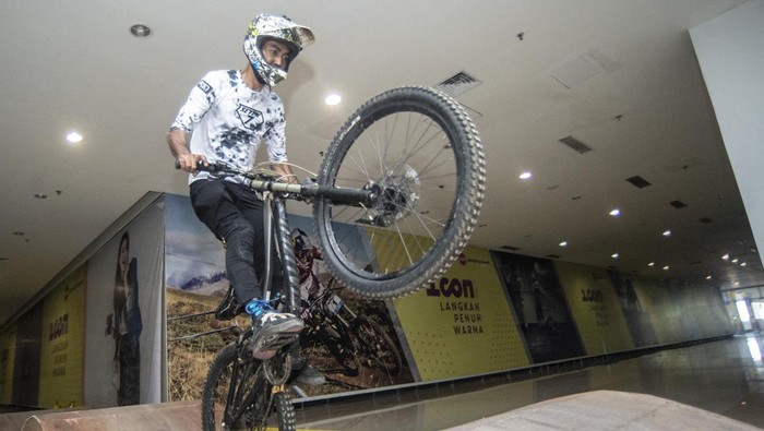 Pembalap sepeda gunung melakukan lompatan saat melewati rintangan pada babak kualifikasi Downmall Road to Rolling Jam kelas Junior di Icon Walk Mall, Tangerang, Banten, Sabtu (19/3/2022). Dalam pertandingan Downmall Road to Rolling tersebut menghadirkan beberapa kelas diantaranya Men Youth, Master dan Men Elit.