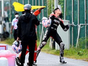 Aleix Espargaro Lempar Helm ke Fans di Mandalika, Berapa Harganya?