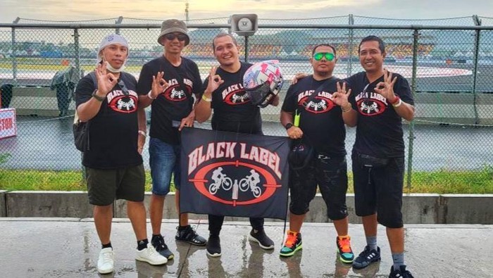Aleix lempar helm