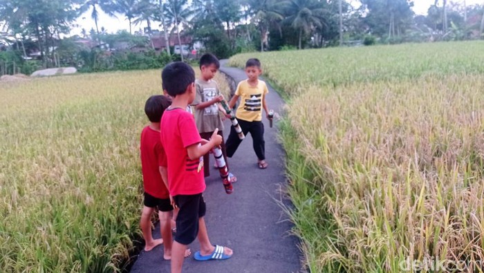 Anak-anak di Kecamatan Indihiang Kota Tasikmalaya bermain bedil lodong