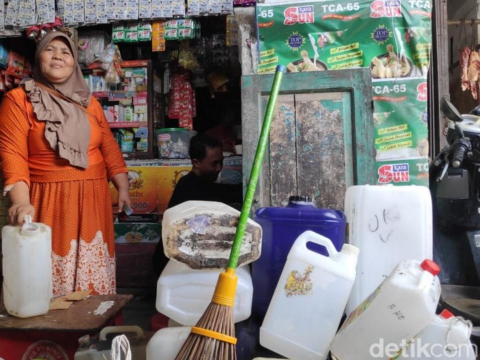 Antrean jeriken dan botol di salah satu pedagang minyak goreng curah di Pasar Kota, Senin (21/3/2022).