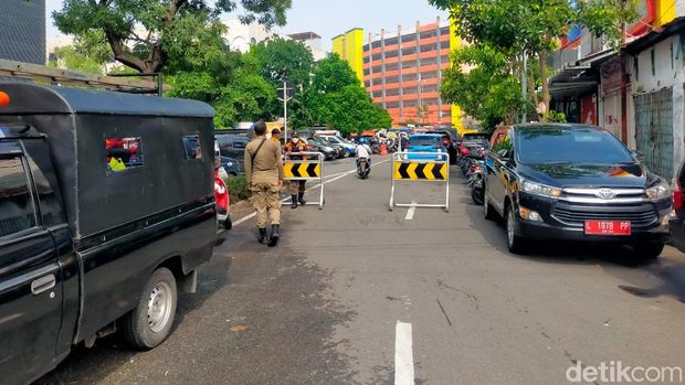 arus lalu lintas di jalan bubutan padat