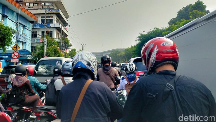 arus lalu lintas di jalan bubutan padat