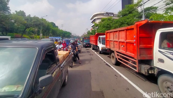 arus lalu lintas di jalan bubutan padat