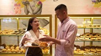 Raditya Pratama, Marketing Manager Restoran La Verre Patisserie berbincang bersama Aktris Prilly Latuconsina di Pondok Indah Mal, Jakarta, Senin (21/3/2022).