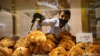 Restoran La Verre Patisserie menyuguhkan menu asia maupun western food. Menu andalan asia yang ditawarkan ialah rujak serut enim, iga penyet sambal hijau, javanese coconut salmon soup, dan spice fried duck. Selain menu asia, Restoran La Verre Patisserie juga menyajikan menu andalan pastry seperti croissant butter dan croissant almond.