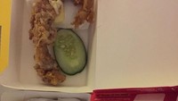 Memesan dua kotak nasi putih dan ayam goreng tepung, netizen ini sedih setelah membuka kotak makanannya. Bentuknya yang panjang dan kurus sepertinya tidak akan bisa mengenyangkan. Foto: Instagram/humorsantuy