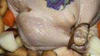 Tidak mau ketinggalan zaman, sebelum dipotong sepertinya ayam ini baru saja membuat tato. Tepat di bagian bawah badannya, ada tato naga yang masih pekat warnanya. Foto: Instagram/humorsantuy