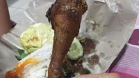 Pesan pecel ayam secara online, tampaknya bukan hanya mendapat ukuran yang besar tetapi juga ayam yang tinggi. Siapa yang tidak panik saat melihat paha ayamnya sepanjang ini? Foto: Instagram/humorsantuy