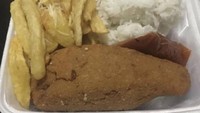 Entah menu apa yang cocok untuk menamai pesanan ini. Sekotak makanan penuh karbohidrat ini berisi nasi, kentang goreng, dan ayam goreng tepung yang berbentuk seperti batu manusia purba. Foto: Instagram/humorsantuy