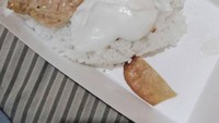 Mungkin maksudnya ingin menyajikan steak ayam dengan pelengkap nasi dan telur rebus. Tetapi ketika diterima oleh pelanggannya, makanan ini justru tampak pucat dan sama sekali tak menggugah selera. Foto: Instagram/humorsantuy