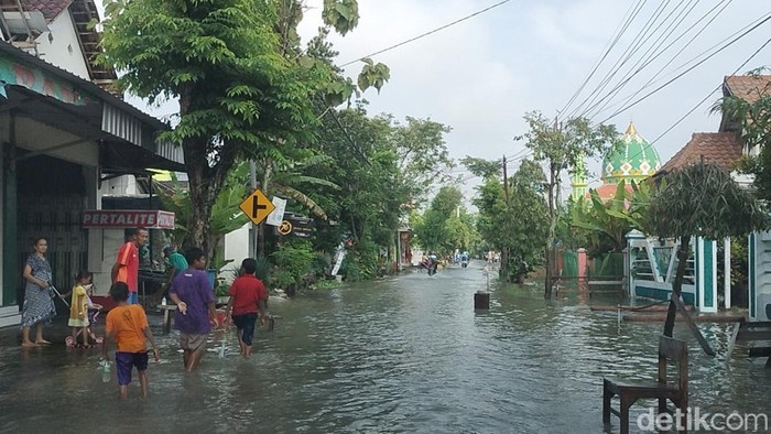 Banjir di Bojonegoro selatan meluas. Ratusan rumah warga di Desa Sembung dan Pacul terendam.