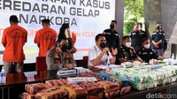 Dittipidnarkoba Bareskrim Polri Brigjen Pol Krisno H Siregar mengatakan modus peredaran ini dilakukan menggunakan kapal antar kapal. 