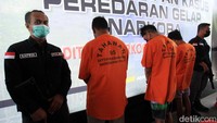 Para tersangka juga dihadirkan dalam rilis pengungkapan narkotika di Mabes Porli.