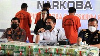 Tiga orang tersangka diamankan oleh polisi. Dua orang merupakan tersangka peredaran sabu, sementara seorang lagi merupakan tersangka peredaran ganja.