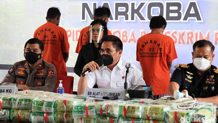 Bareskrim Polri Amankan 84 Kg Sabu Direktur Tindak Pidana Narkoba (Dittipidnarkoba) Bareskrim Polri Brigjen Pol. Krisno H Siregar (tengah) bersama karopenmas Brigjen Pol Ahmad Ramadan dan Direktur Kepabeanan Internasional dan Antar-Lembaga Ditjen Bea dan Cukai Kementerian Keuangan Syarif Hidayat menunjukkan barang bukti narkoba dalam konferensi pers di Gedung Bareskrim, Mabes Porli, Jakarta, Senin (21/3/2022).