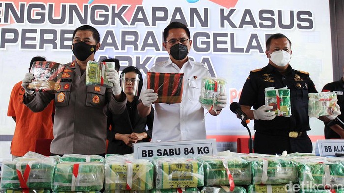 Direktur Tindak Pidana Narkoba (Dittipidnarkoba) Bareskrim Polri Brigjen Pol. Krisno H Siregar (tengah) bersama karopenmas Brigjen Pol Ahmad Ramadan dan Direktur Kepabeanan Internasional dan Antar-Lembaga Ditjen Bea dan Cukai Kementerian Keuangan Syarif Hidayat menunjukkan barang bukti narkoba dalam konferensi pers di Gedung Bareskrim, Mabes Porli, Jakarta, Senin (21/3/2022).