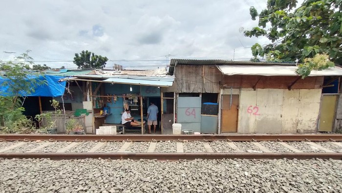 Bedeng di rel belakang JIS bakal dibongkar. Hunian ditandai nomor.