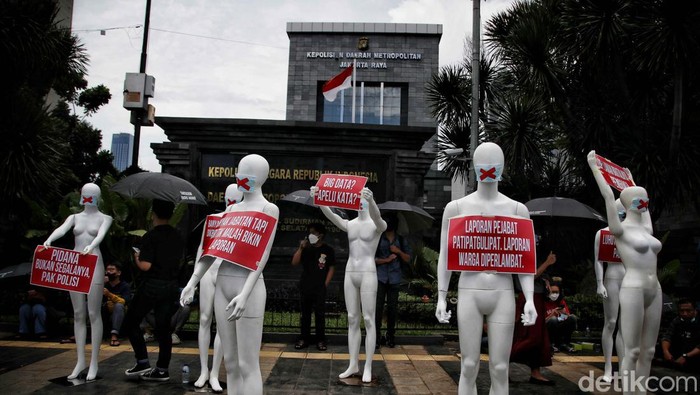 Belasan Manekin Mejeng di Polda Metro Jaya, Ada Apa? Sejumlah manekin terlihat di depan gedung Polda Metro Jaya, Jakarta. Manekin itu merupakan bagian dari aksi massa yang digelar di depan Polda Metro Jaya.