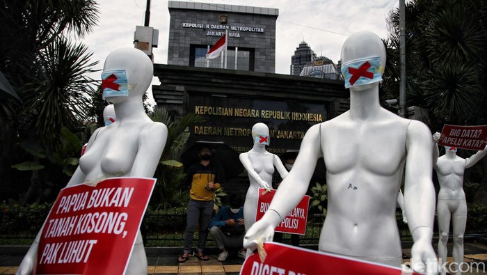 Belasan Manekin Mejeng di Polda Metro Jaya, Ada Apa? Sejumlah manekin terlihat di depan gedung Polda Metro Jaya, Jakarta. Manekin itu merupakan bagian dari aksi massa yang digelar di depan Polda Metro Jaya.