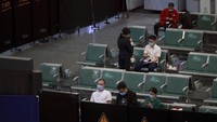 Keluarga korban menunggu kabar nasib saudara mereka di Bandara Internasional Guangzhou Baiyun. Chinatopix via AP.