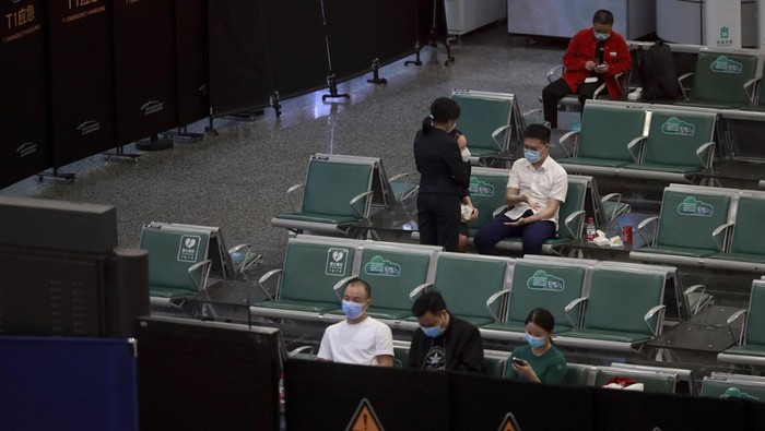 Boeing 737-800 Jatuh di China, Tim SAR Bergerak ke Lokasi Pesawat penumpang jenis Boeing 737-800 milik maskapai China Eastern Airlines dikonfirmasi jatuh di area pegunungan Guangxi, China. Tim SAR mulai bergerak ke lokasi.