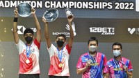 Muhammad Shohibul Fikri, kedua kiri, dan Bagas Maulana, kiri, merayakan dengan piala mereka setelah mengalahkan rekan senegaranya Mohammad Ahsan, kanan, dan Hendra Setiawan pada pertandingan final ganda putra di Kejuaraan Bulu Tangkis All England Open di Birmingham, Inggris. AP/Rui Vieira