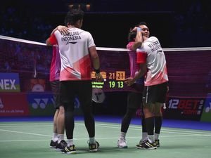 Bagas/Fikri Vs Hendra/Ahsan: Momen Haru Pelukan di Tengah Lapangan