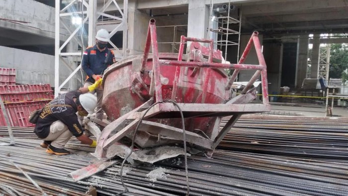 Bucket cor yang jatuh timpa pekerja di proyek kampus di Tangerang, Sabtu (19/3/2022). (Dok. Istimewa)