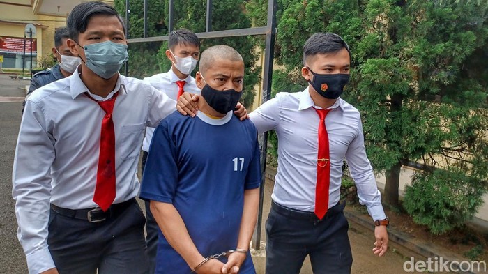Polisi menangkap seorang dukun yang diketahui melakukan pencabulan terhadap dua anak di bawah umur. Atas perbuatannya, dukun cabul ini terancam 15 tahun bui.