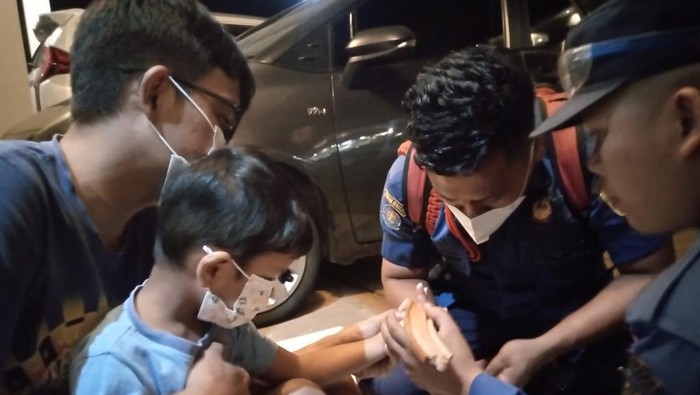 Damkar Evakuasi Jari Bocah 3 Tahun di Bogor Terjepit Mainan Kayu (Dok. Damkar Kabupaten Bogor)