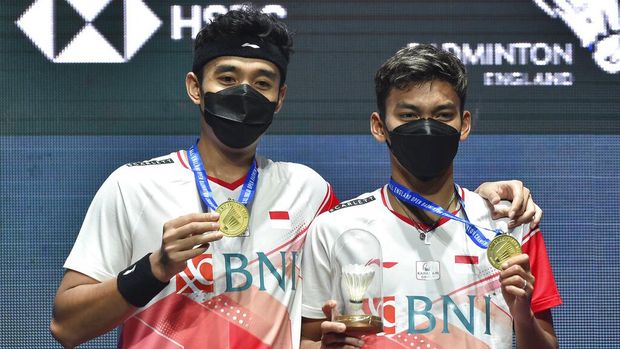 Indonesia's Muhammad Shohibul Fikri, right, and Bagas Maulana celebrate with their gold medals following their victory over their compatriots Mohammad Ahsan and Hendra Setiawan in their men's doubles final match at the All England Open Badminton Championships in Birmingham, England, Sunday, March 20, 2022. (AP Photo/Rui Vieira)