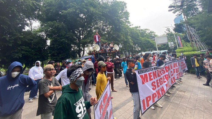 Demo Warga Konawe Utara Gugat Tambang.