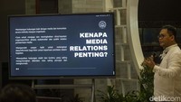 Media gathering selain menjamu media juga berisi bincang santai dan sharing session dengan tiga narasumber, yaitu Prabu Revolusi Direktur Pemberitaan MNC Media Group yang juga mahasiswa S3 Doktor Ilmu Komunikasi Pascasarjana USAHID, topik yang dibawakan memanfaatkan Konvergensi Media Televisi untuk Publisitas Kampus.